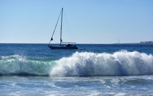 Brandung vor Segelboot