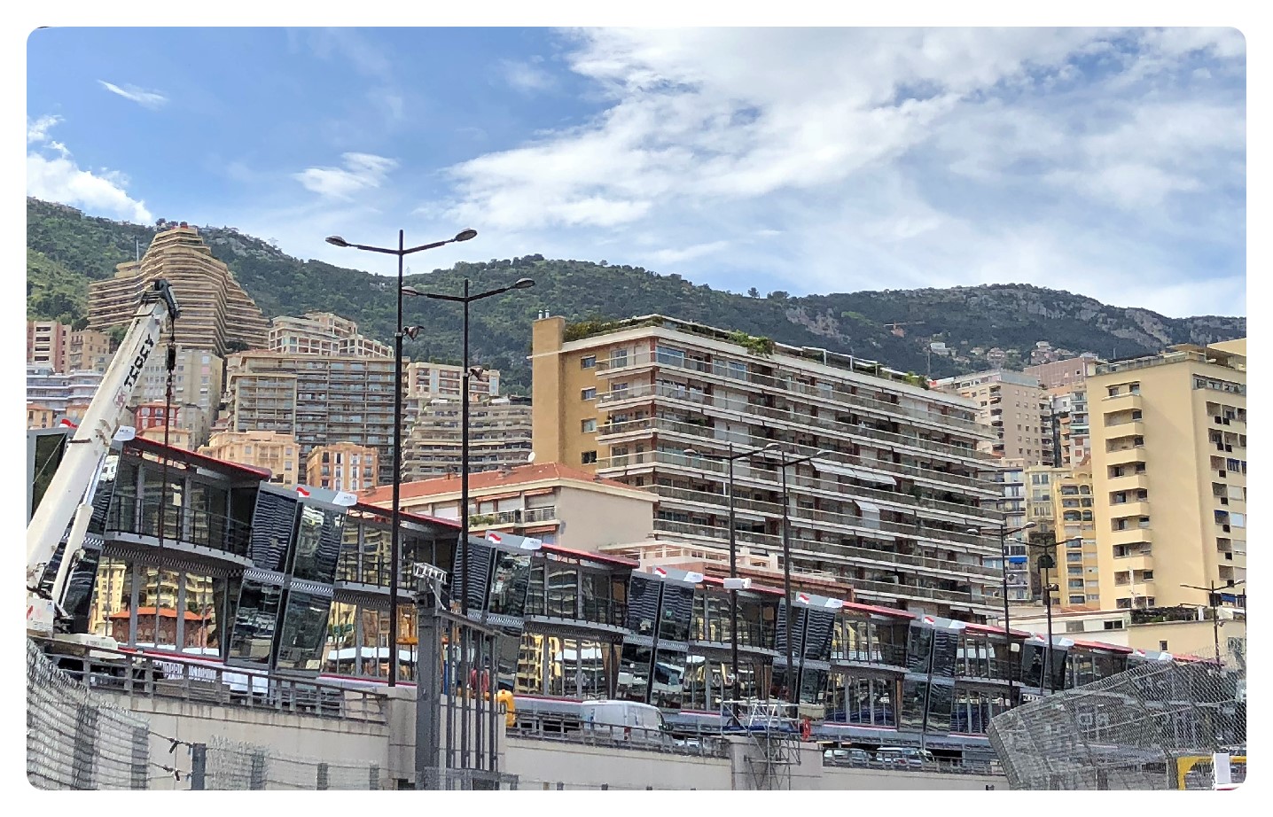 Boxengasse beim Rundgang durch Monaco