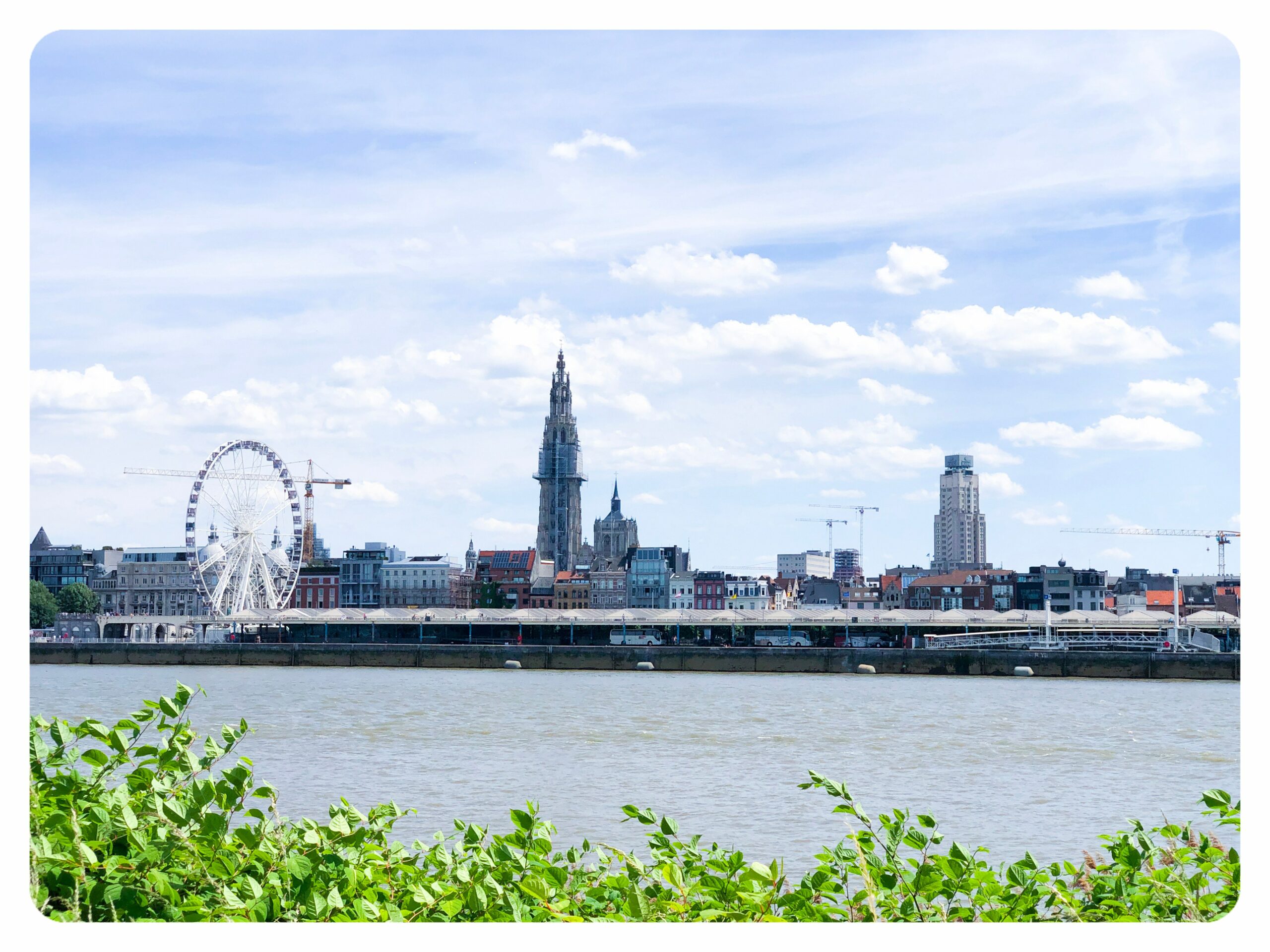 Antwerpen an einem Tag Uferpromenade Schelde